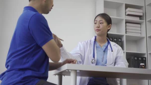 아름다운 아시아 병원에서 환자에게 조언을 있습니다 병원에서 환자에게 조언을 처방전을 — 비디오