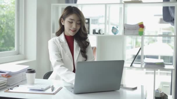 Привлекательная Азиатская Бизнесвумен Работающая Ноутбуком Проверяющая Финансовые Документы Столе Расчетом — стоковое видео