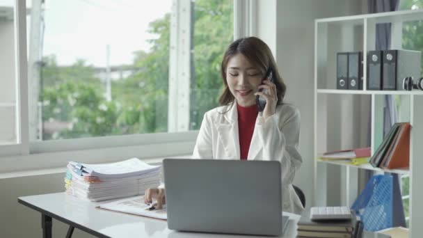 Attraktive Asiatische Unternehmerin Die Mit Laptop Arbeitet Und Finanzdokumente Auf — Stockvideo