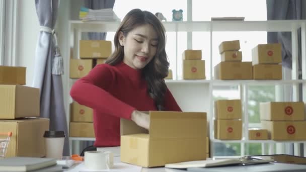 Счастливый Успешный Азиатский Бизнесмен Рады Получить Заказ Покупку Проверить Запас — стоковое видео
