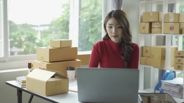 Glücklich Erfolgreiche Asiatische Geschäftsfrau Aufgeregt Bestellung Erhalten Und Überprüfen Lager — Stockvideo