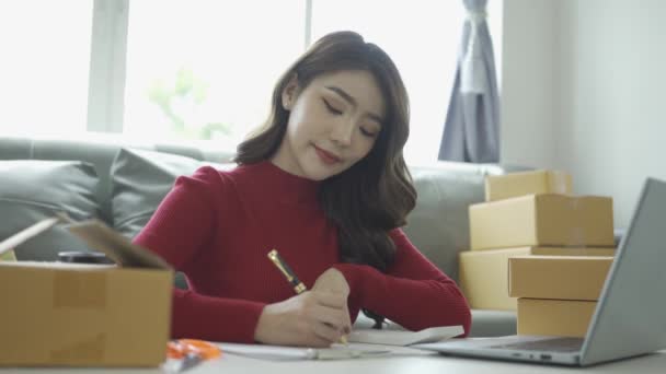 기사보기 아시아 사업가가 명령을 사무실에서 중소기업의 노트북 소유자 온라인 마케팅 — 비디오