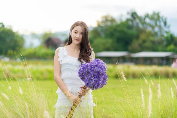 Όμορφη Ασιάτισσα Γυναίκα Κρατώντας Μωβ Μπουκέτο Στον Κήπο Λουλουδιών Τσιάνγκ — Φωτογραφία Αρχείου