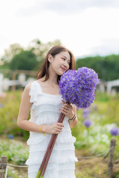 Όμορφη Ασιάτισσα Γυναίκα Κρατώντας Μωβ Μπουκέτο Στον Κήπο Λουλουδιών Τσιάνγκ — Φωτογραφία Αρχείου