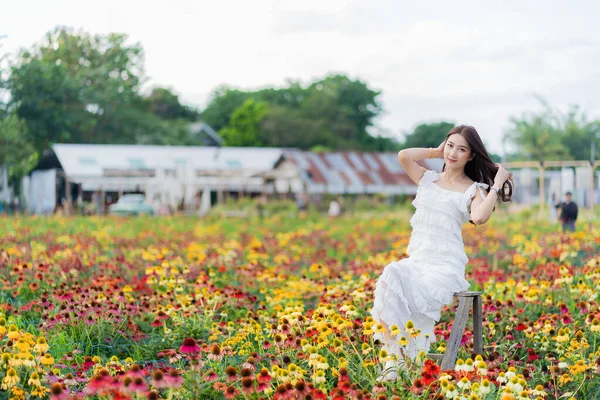Νεαρή Ασιάτισσα Που Ταξιδεύει Έναν Πολύχρωμο Κήπο Λουλουδιών Στο Τσιάνγκ — Φωτογραφία Αρχείου