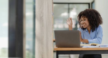 İşletme vergisi planlama analizi finansal raporlama yatırım iş planında dizüstü bilgisayarla ve finansal belgelerle çalışan Afrikalı Amerikalı iş kadını.