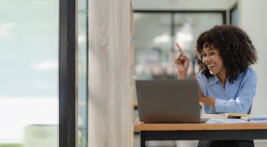 İşletme vergisi planlama analizi finansal raporlama yatırım iş planında dizüstü bilgisayarla ve finansal belgelerle çalışan Afrikalı Amerikalı iş kadını.