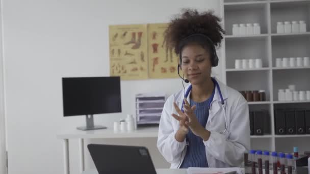 Médico Africano Usando Estetoscopio Llamando Paciente Video Consulta Online Terapeuta — Vídeo de stock