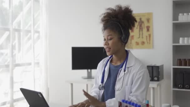 Médico Africano Usando Estetoscopio Llamando Paciente Video Consulta Online Terapeuta — Vídeos de Stock