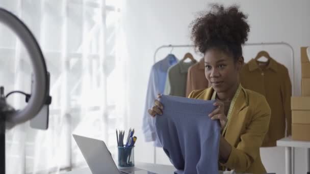 Návrhářka Pracující Designovém Studiu Která Bude Živě Prodávat Oblečení Výrobky — Stock video