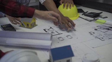 Beyin fırtınası ev tasarımları, dokümantasyon çalışmaları ve bina ve binalar için mimari ve mühendislik tasarımı çizimleri üzerine ayrıntılı çalışma ve hesaplamalar için mühendis toplantıları.