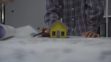 Beyin fırtınası ev tasarımları, dokümantasyon çalışmaları ve bina ve binalar için mimari ve mühendislik tasarımı çizimleri üzerine ayrıntılı çalışma ve hesaplamalar için mühendis toplantıları.