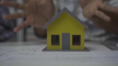Beyin fırtınası ev tasarımları, dokümantasyon çalışmaları ve bina ve binalar için mimari ve mühendislik tasarımı çizimleri üzerine ayrıntılı çalışma ve hesaplamalar için mühendis toplantıları.
