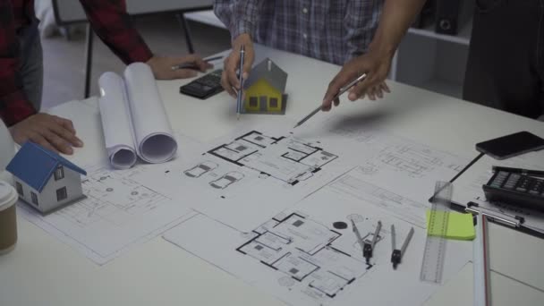 Reuniões Dos Coordenadores Para Brainstorm Projetos Casa Trabalho Íntimo Cálculos — Vídeo de Stock