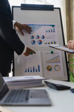 Şirket toplantısında başarılı takım çalışmalarının gösterildiği tartışmada yatırım projesi dijital tablet planlama üzerine düşey görüntü İş finans analisti