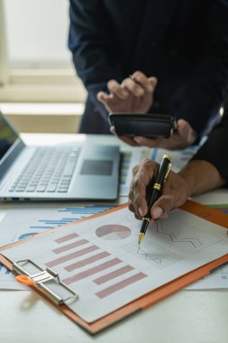 Şirket toplantısında başarılı takım çalışmalarının gösterildiği tartışmada yatırım projesi dijital tablet planlama üzerine düşey görüntü İş finans analisti
