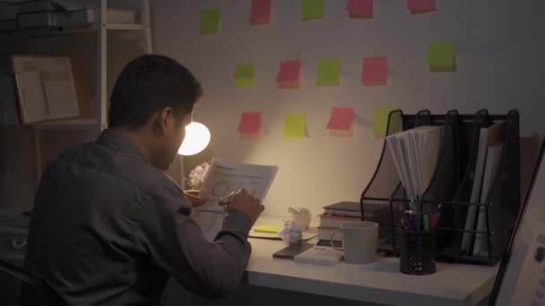 従業員はストレスを感じ 疲れている 企業のオフィスのコンピュータデスクに紙ワークで溢れる机で働く若いアジアのビジネスマンと忙しい — ストック動画