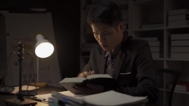 Mądry Profesjonalny Azjatycki Adwokat Formalnym Garniturze Siedzący Biurze Nocy Adwokat — Wideo stockowe