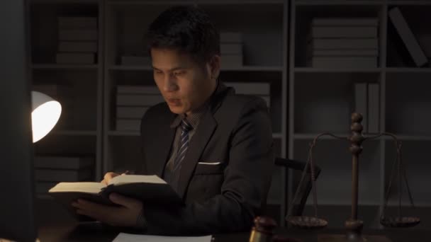Mądry Profesjonalny Azjatycki Adwokat Formalnym Garniturze Siedzący Biurze Nocy Adwokat — Wideo stockowe