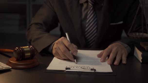 Розумний Професійний Азіатський Юрист Офіційному Костюмі Сидить Столом Вночі Офісі — стокове відео