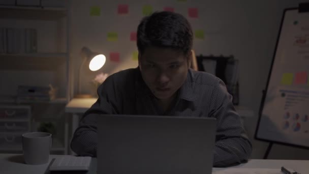 Stres Mladý Asijský Podnikatel Pracující Přesčas Kanceláři Noc Práce Příliš — Stock video