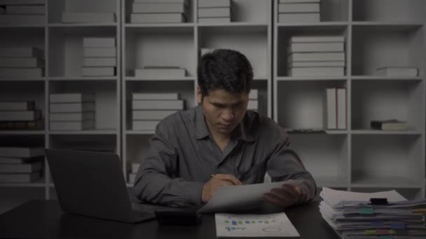 Asiático Homem Negócios Trabalhando Com Documentos Financeiros Computador Desktop Até — Vídeo de Stock