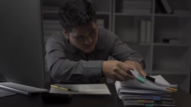Ázsiai Férfi Üzletember Dolgozik Pénzügyi Dokumentumok Asztali Számítógép Késő Irodai — Stock videók