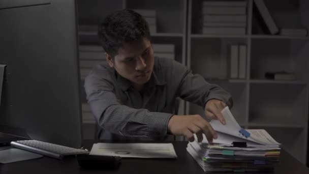 Asiatisk Manlig Affärsman Som Arbetar Med Finansiella Dokument Och Stationär — Stockvideo