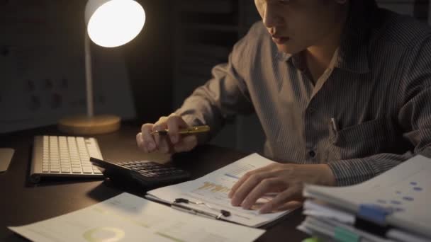 Азіатський Чоловік Підприємець Який Працює Фінансовими Документами Настільним Комп Ютером — стокове відео