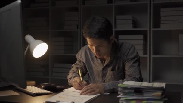 Azji Mężczyzna Biznesmen Pracujący Dokumentami Finansowymi Komputerem Stacjonarnym Późna Biurze — Wideo stockowe