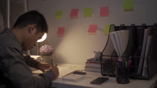 Asiatisk Manlig Affärsman Som Arbetar Med Finansiella Dokument Och Stationär — Stockvideo