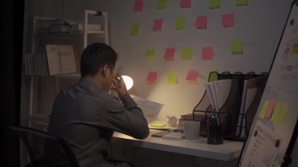 Aziatisch Man Zakenman Werken Met Financiële Documenten Desktop Computer Tot — Stockvideo