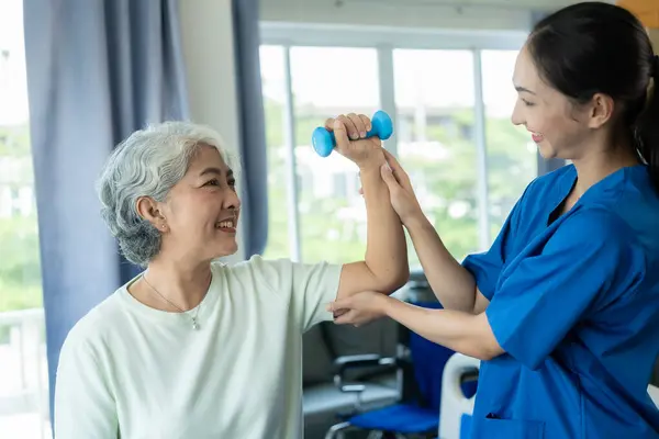 Asiatische Frauen Wurden Von Krankenschwestern Betreut Die Ihre Gesundheit Und Stockbild