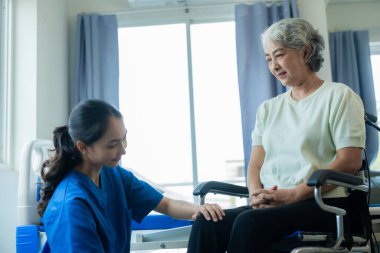 Asyalı kadınlara, sağlıklarını ve kas iskeleti rehabilitasyonlarını takip eden hemşireler bakıyordu. Bacaklarda, diz eklemlerinde ve yaşlı kadınlar için.