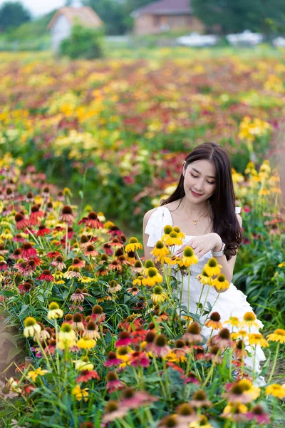 Όμορφη Ασιατική Γυναίκα Έναν Κήπο Όμορφα Πολύχρωμα Λουλούδια Ασιατική Φύση — Φωτογραφία Αρχείου
