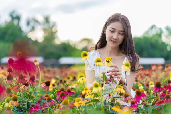 Schöne Asiatin Einem Garten Mit Schönen Bunten Blumen Asiatische Frau — Stockfoto