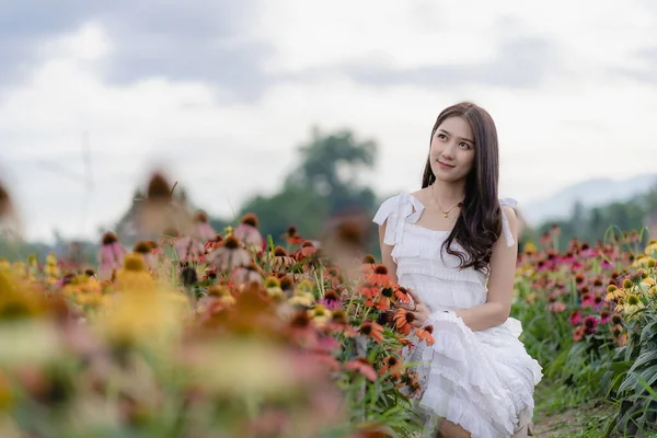 Vacker Asiatisk Kvinna Trädgård Med Vackra Färgglada Blommor Asiatisk Kvinna — Stockfoto