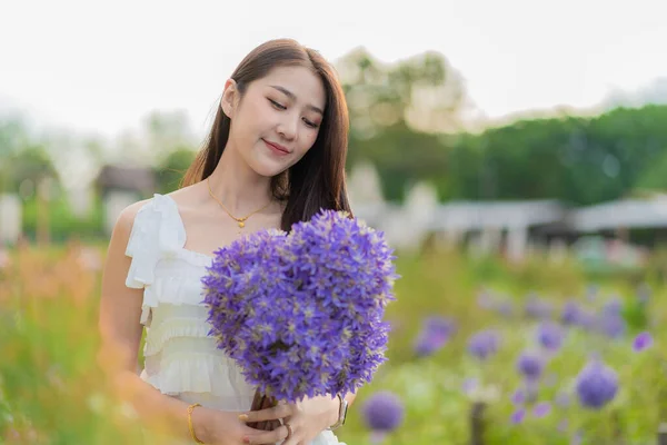 Молодая Азиатская Туристка Держащая Фиолетовые Цветы Отдыхает Наслаждается Полями Гортензии — стоковое фото