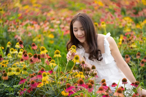 Όμορφη Ασιατική Γυναίκα Έναν Κήπο Όμορφα Πολύχρωμα Λουλούδια Ασιατική Φύση — Φωτογραφία Αρχείου