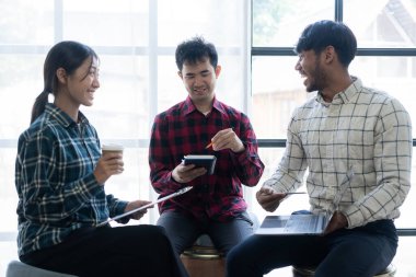 Asyalı iş adamları ve kadın yöneticilerden oluşan bir ekip yeni bir şirket kurma ve yeni nesil girişimcilik fikirlerinin işletmelerini kurma