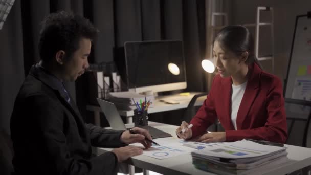 Молодой Азиатский Бизнесмен Мужчина Женщина Работают Офисе Ноутбуками Финансовыми Документами — стоковое видео