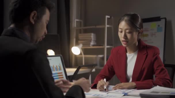 Mladý Asijský Podnikatel Muž Žena Pracující Kanceláři Notebooky Finančními Dokumenty — Stock video