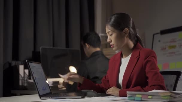 Jovem Empresário Asiático Homem Mulher Trabalhando Escritório Com Computadores Portáteis — Vídeo de Stock