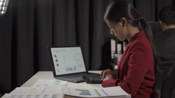 Genç Asyalı Işadamı Kadın Erkek Dizüstü Bilgisayarlar Finansal Belgelerle Birlikte — Stok video