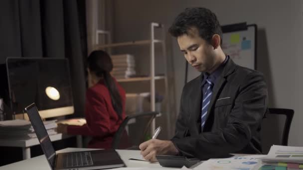 Młody Azjatycki Biznesmen Mężczyzna Kobieta Pracujący Biurze Laptopami Dokumentami Finansowymi — Wideo stockowe