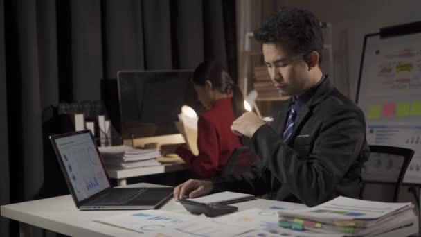 Tânăr Afaceri Asiatic Bărbat Femeie Care Lucrează Birou Laptopuri Documente — Videoclip de stoc