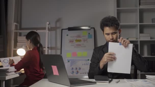 Genç Asyalı Işadamı Kadın Erkek Dizüstü Bilgisayarlar Finansal Belgelerle Birlikte — Stok video