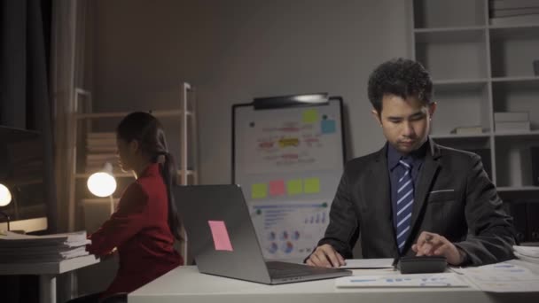 Młody Azjatycki Biznesmen Mężczyzna Kobieta Pracujący Biurze Laptopami Dokumentami Finansowymi — Wideo stockowe