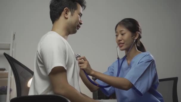 Vacker Asiatisk Läkare Mäter Blodtryck För Ung Kvinnlig Patient Undersökningsrummet — Stockvideo