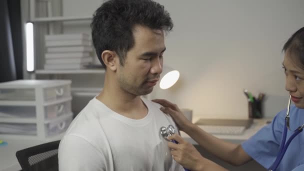Smuk Asiatisk Læge Måler Blodtryk Unge Kvindelige Patient Undersøgelsesrummet Stetoskop – Stock-video